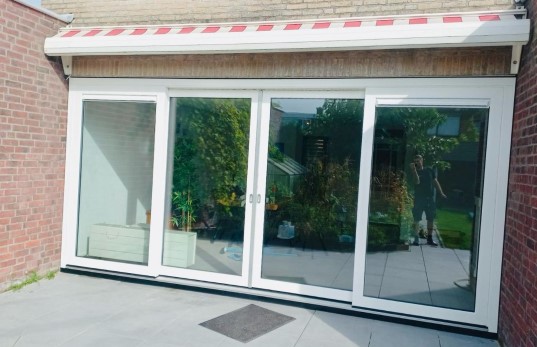 kunststof schuifpui geplaatst